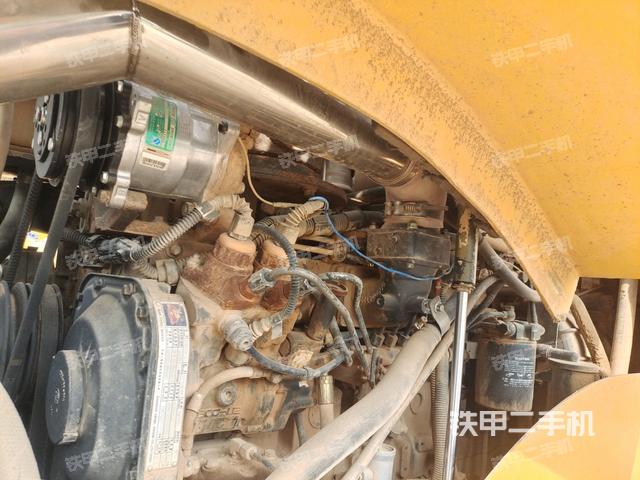 發(fā)動機(jī)艙全景（壓路機(jī)發(fā)動機(jī)艙）