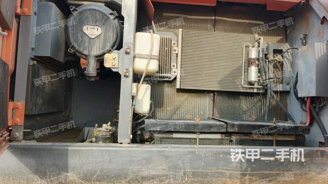 散熱器正面(大件艙室) 散熱器正面(大件艙室)