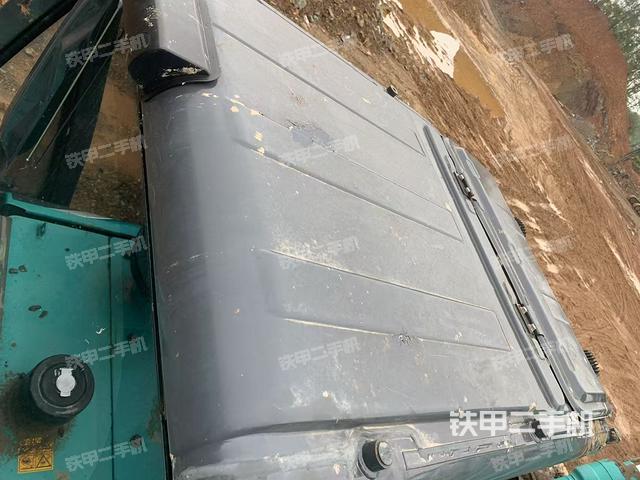 駕駛室頂部(整機(jī)外觀) 駕駛室頂部(整機(jī)外觀)