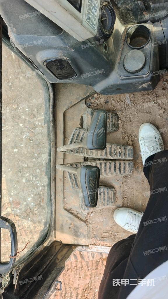 行走控制手柄和踏板?俯拍（駕駛室部分）