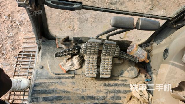 行走控制手柄和踏板?俯拍(駕駛室部分) 行走控制手柄和踏板?俯拍(駕駛室部分)