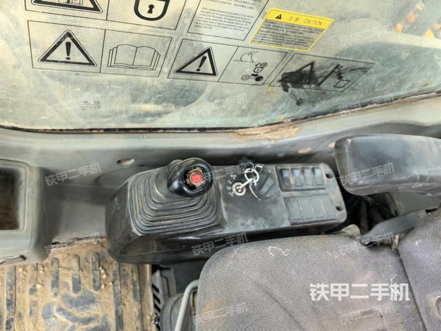 座椅右側(cè)控制臺/鑰匙門/油門/含右手柄(駕駛室部分) 座椅右側(cè)控制臺/鑰匙門/油門/含右手柄(駕駛室部分)