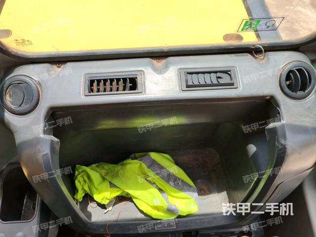 行走控制手柄和踏板?俯拍(駕駛室部分) 行走控制手柄和踏板?俯拍(駕駛室部分)