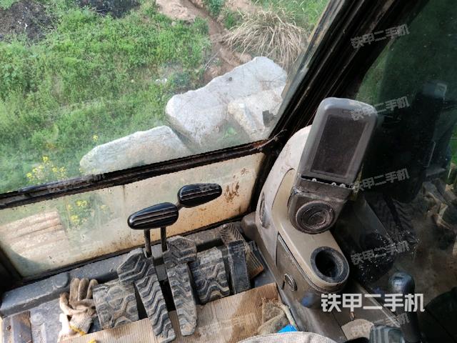 行走控制手柄和踏板?俯拍（駕駛室部分）