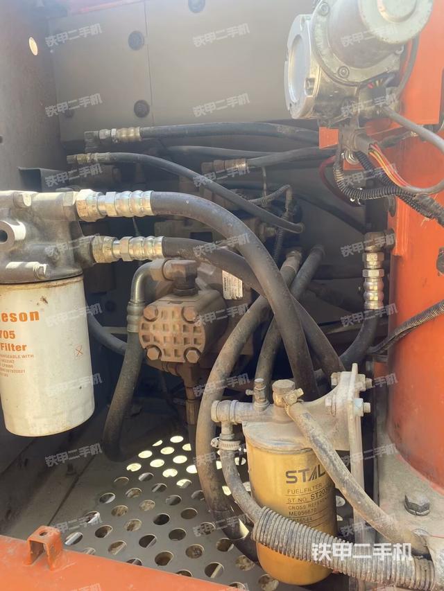 液壓泵艙室正面整體（整機(jī)外觀）