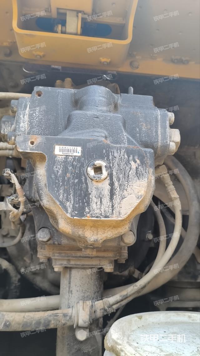 液压泵舱室正面整体（整机外观）