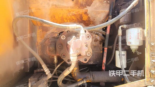 液压泵舱室正面整体（整机外观）