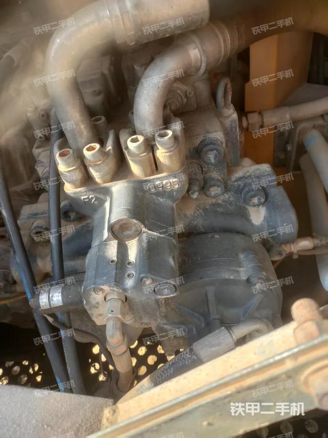 液壓泵艙室正面整體(整機外觀) 液壓泵艙室正面整體(整機外觀)