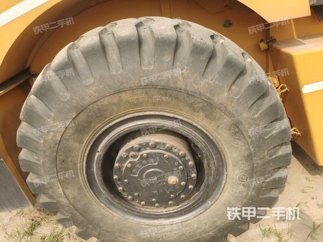 后輪左側(cè)全景（壓路機(jī)前后車架）