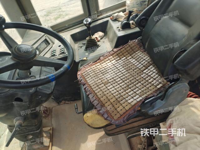 駕駛室頂蓬內(nèi)（壓路機(jī)駕駛室）