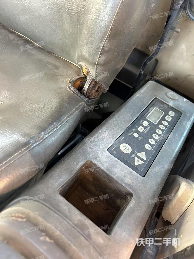 座椅左側(cè)控制臺/音響/含左手柄(駕駛室部分) 座椅左側(cè)控制臺/音響/含左手柄(駕駛室部分)