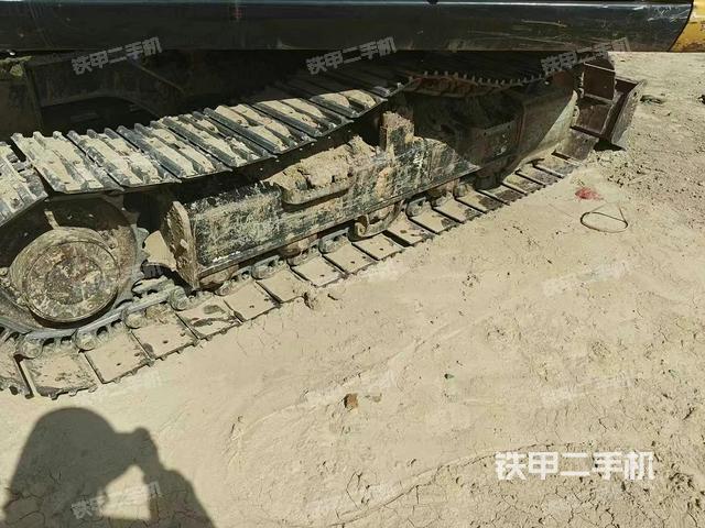 單側(cè)履帶整體(整機(jī)外觀) 單側(cè)履帶整體(整機(jī)外觀)