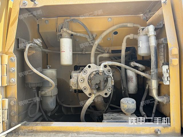液壓泵艙室正面整體(整機外觀) 液壓泵艙室正面整體(整機外觀)