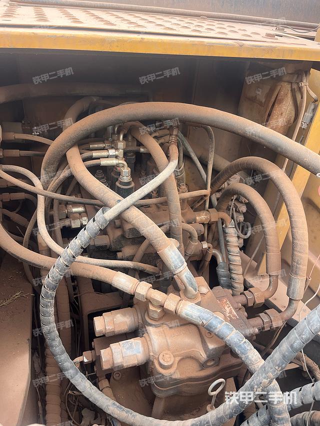 回转马达和主控阀（整机外观）