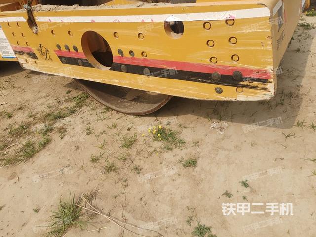 前車架正左側(cè)（壓路機(jī)前后車架）