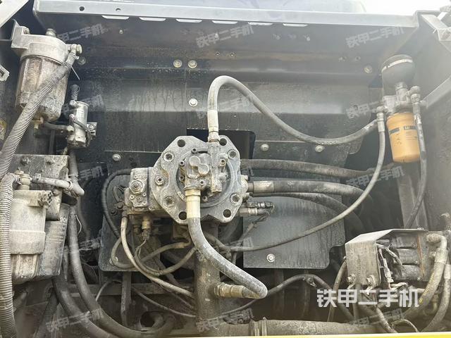 液壓泵艙室正面整體(整機(jī)外觀) 液壓泵艙室正面整體(整機(jī)外觀)