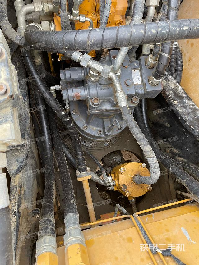 回轉(zhuǎn)馬達(dá)和主控閥(整機外觀) 回轉(zhuǎn)馬達(dá)和主控閥(整機外觀)