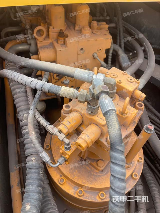 回轉(zhuǎn)馬達(dá)和主控閥（整機(jī)外觀）