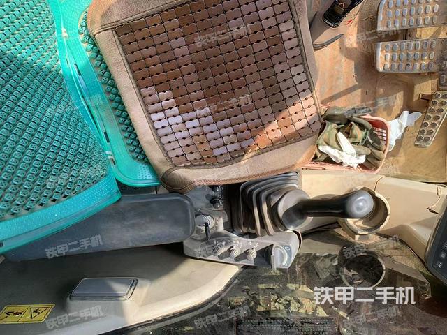 駕駛室整體(整機(jī)外觀(guān)) 駕駛室整體(整機(jī)外觀(guān))