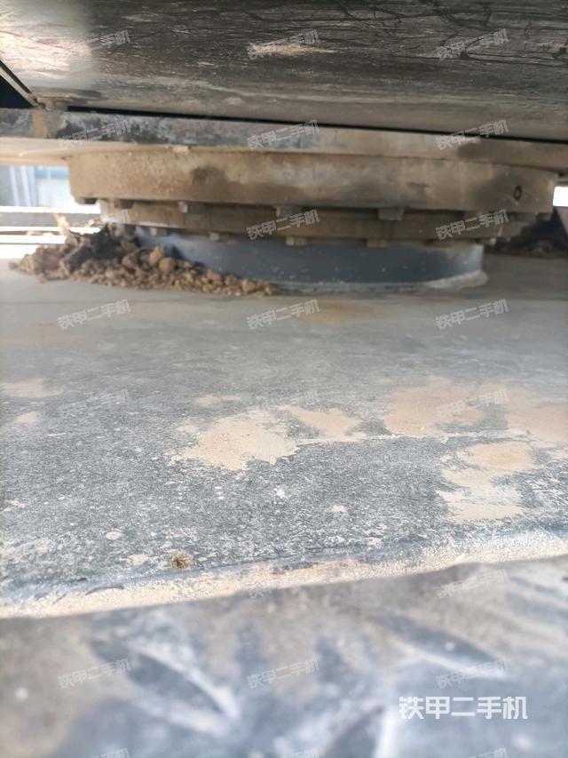 转盘和下车架正前(工作和回转装置) 转盘和下车架正前(工作和回转装置)