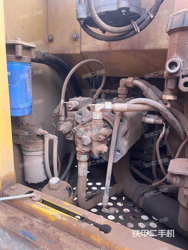 液压泵舱室正面整体（整机外观）