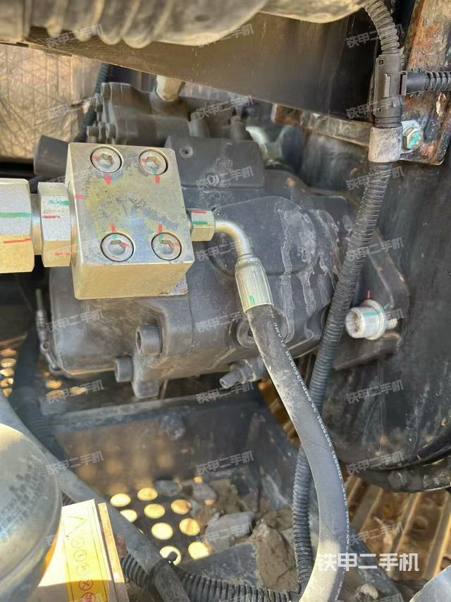液壓泵艙室正面整體(整機(jī)外觀) 液壓泵艙室正面整體(整機(jī)外觀)