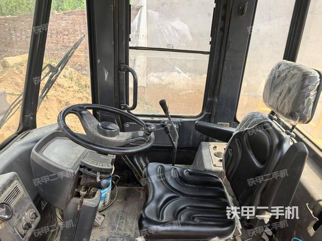 駕駛室工作臺(tái)(整機(jī)外觀及大件) 駕駛室工作臺(tái)(整機(jī)外觀及大件)