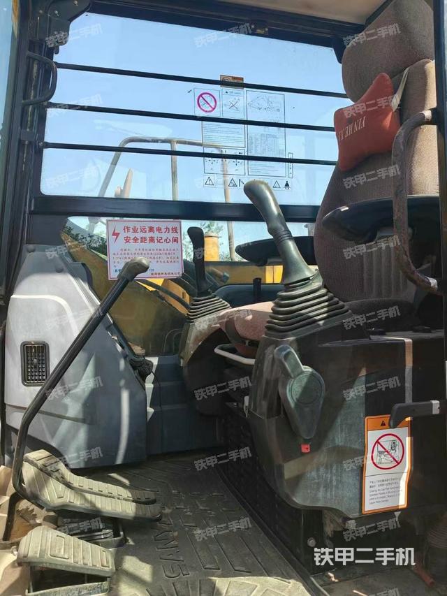 駕駛室整體(整機(jī)外觀) 駕駛室整體(整機(jī)外觀)