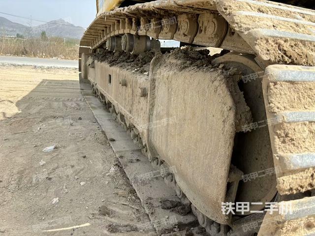 單側(cè)履帶整體(整機(jī)外觀) 單側(cè)履帶整體(整機(jī)外觀)