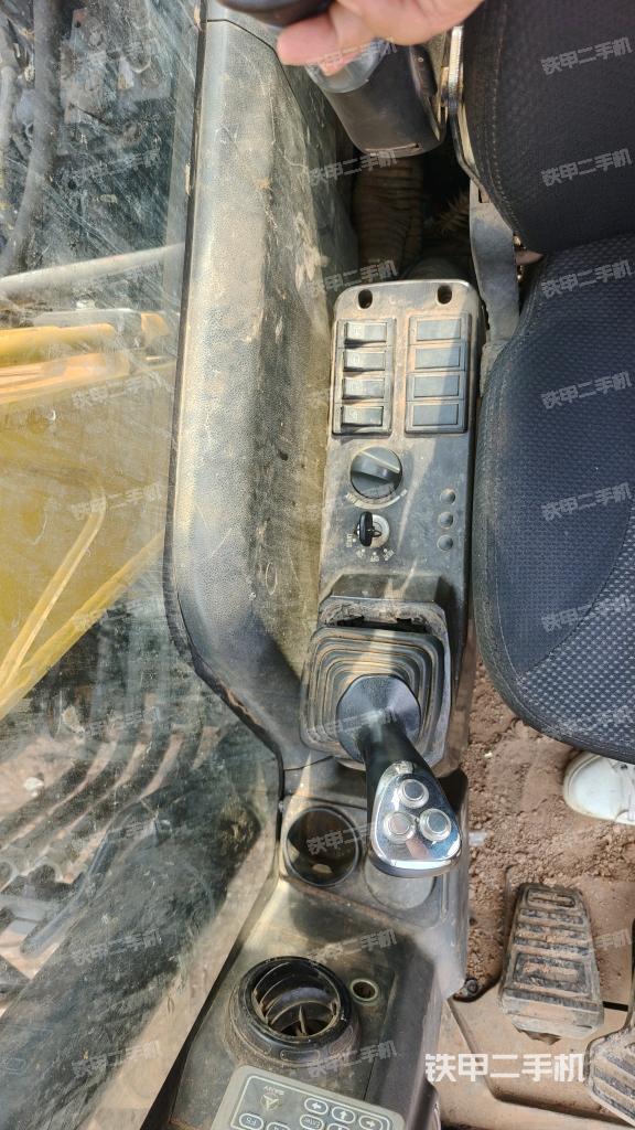 座椅右側(cè)控制臺/鑰匙門/油門/含右手柄（駕駛室部分）