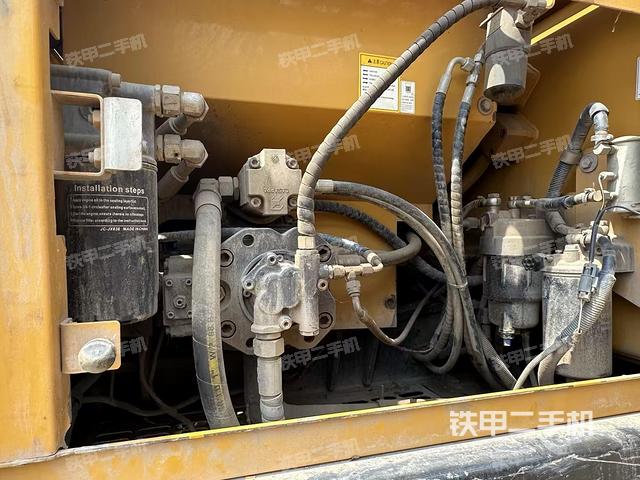 液壓泵艙室正面整體(整機外觀) 液壓泵艙室正面整體(整機外觀)