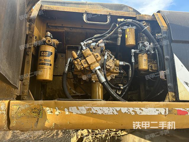 液壓泵艙室正面整體（整機外觀）