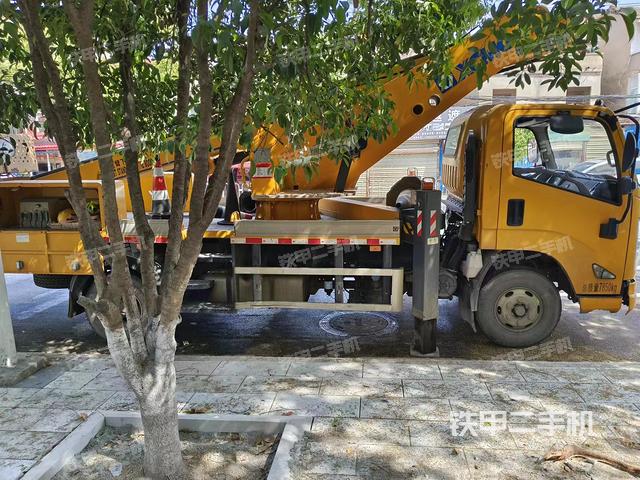 整機右側（設備外觀及核心部件）