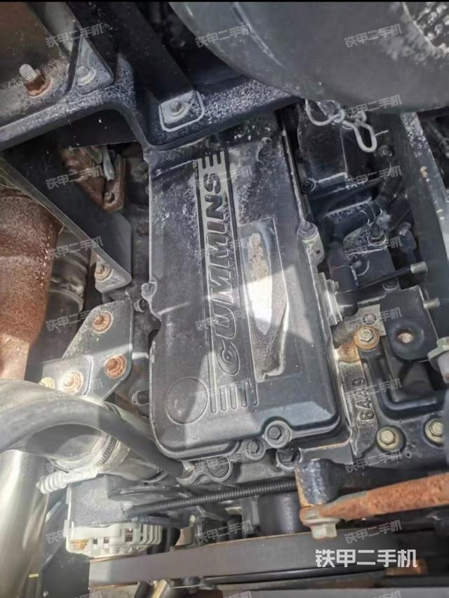 發(fā)動機(jī)右側(cè)（整機(jī)外觀及大件）