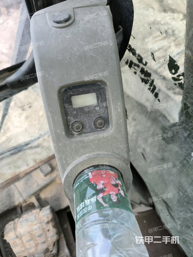 行走控制手柄和踏板?俯拍（駕駛室部分）