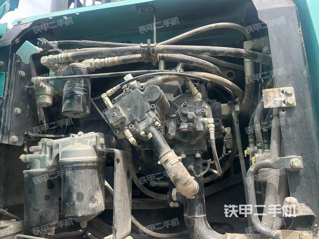 液压泵舱室正面整体（整机外观）