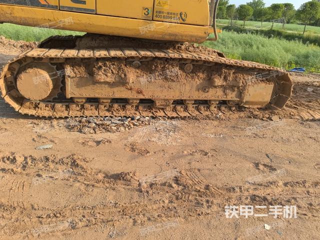 單側(cè)履帶整體(整機(jī)外觀) 單側(cè)履帶整體(整機(jī)外觀)