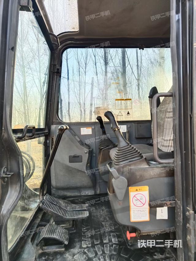 駕駛室頂部（整機外觀）