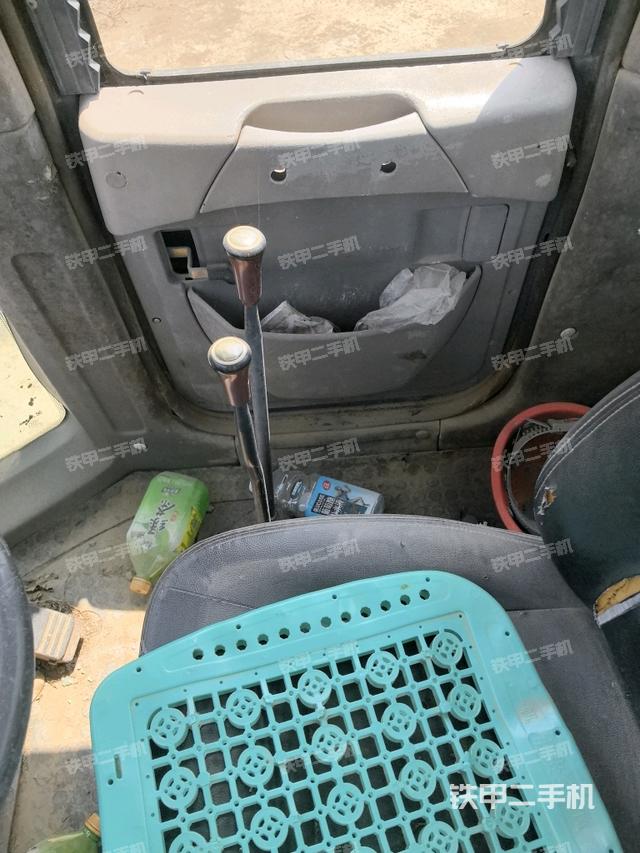 駕駛室內(nèi)部(駕駛室部分) 駕駛室內(nèi)部(駕駛室部分)