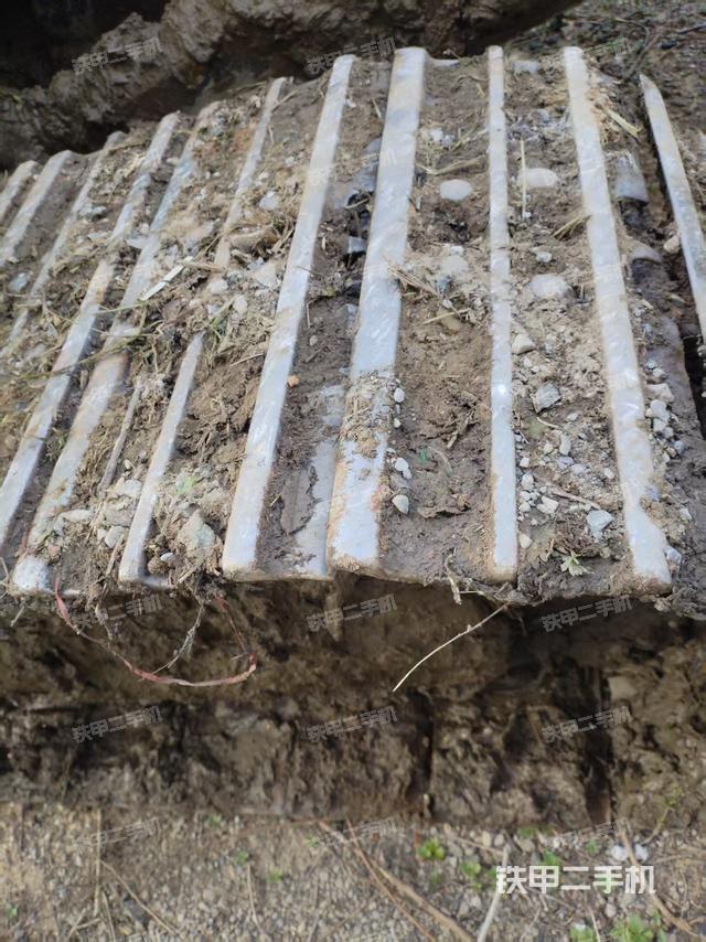 左驅(qū)動輪（行走機(jī)構(gòu)）