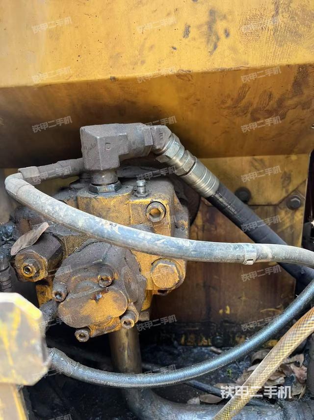 液压泵舱室正面整体（整机外观）