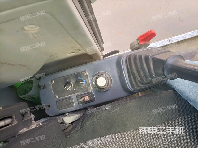 座椅左侧控制台/音响/含左手柄(驾驶室部分) 座椅左侧控制台/音响/含左手柄(驾驶室部分)