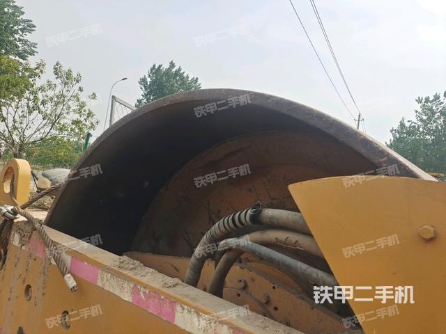 前輪右側(cè)減震塊連接及部件（壓路機(jī)前后車架）