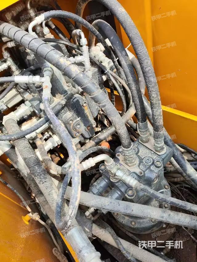 回轉(zhuǎn)馬達(dá)和主控閥（整機(jī)外觀）