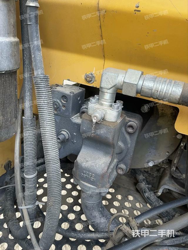 液壓泵艙室正面整體（整機外觀）