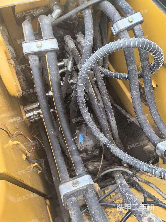 回轉(zhuǎn)馬達(dá)和主控閥（整機(jī)外觀）