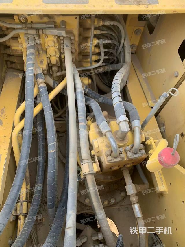 回轉(zhuǎn)馬達(dá)和主控閥(整機(jī)外觀) 回轉(zhuǎn)馬達(dá)和主控閥(整機(jī)外觀)