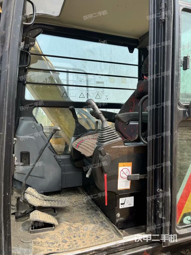 駕駛室頂部（整機外觀）