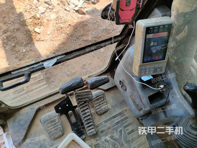 行走控制手柄和踏板 俯拍（驾驶室部分）