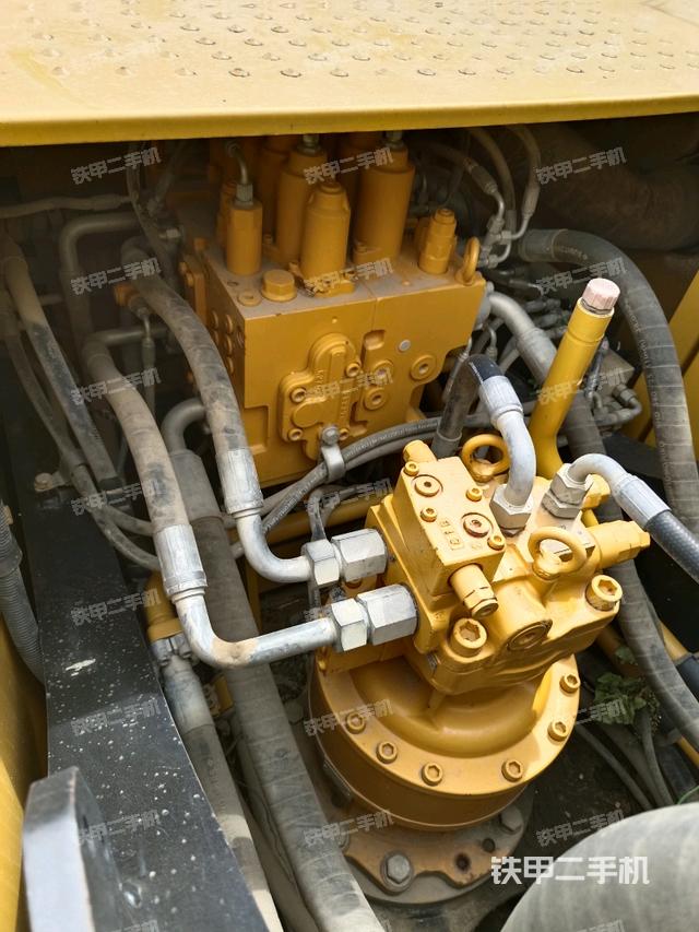 回轉(zhuǎn)馬達和主控閥(整機外觀) 回轉(zhuǎn)馬達和主控閥(整機外觀)